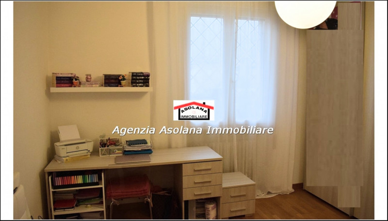 Nostra esclusiva vendesi casa singola in centro a Caerano di San Marco. La casa a ridosso di tutt...