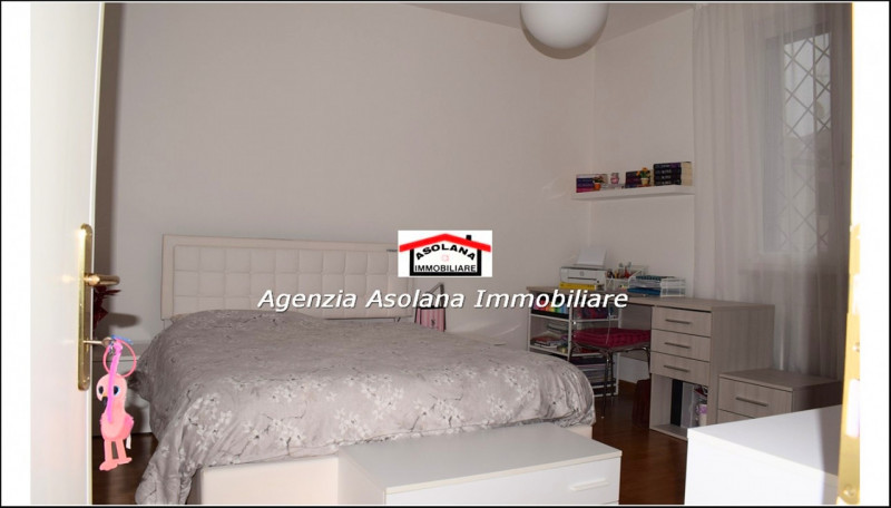 Nostra esclusiva vendesi casa singola in centro a Caerano di San Marco. La casa a ridosso di tutt...