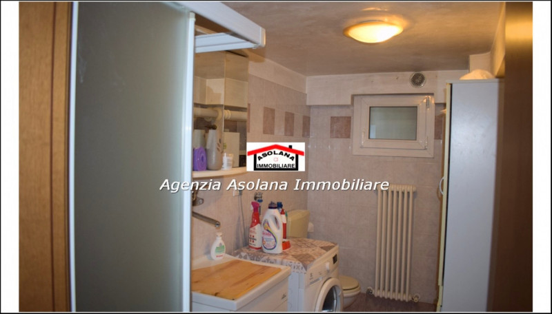 Nostra esclusiva vendesi casa singola in centro a Caerano di San Marco. La casa a ridosso di tutt...