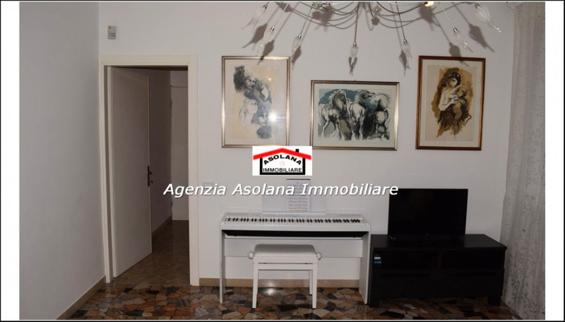 Nostra esclusiva vendesi casa singola in centro a Caerano di San Marco. La casa a ridosso di tutt...