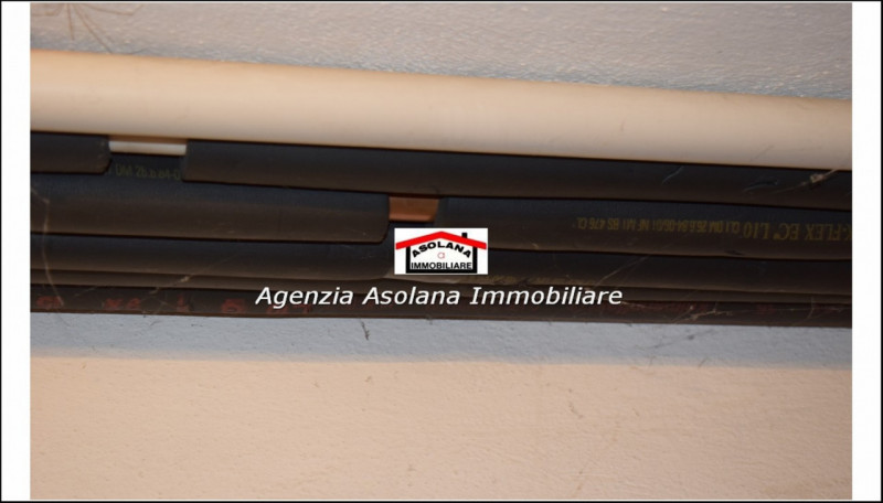 Nostra esclusiva vendesi casa singola in centro a Caerano di San Marco. La casa a ridosso di tutt...