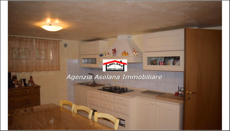 Nostra esclusiva vendesi casa singola in centro a Caerano di San Marco. La casa a ridosso di tutt...