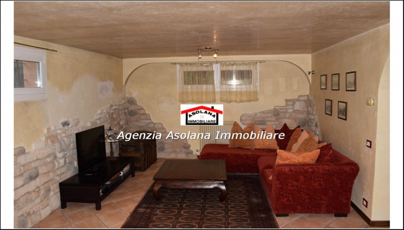 Nostra esclusiva vendesi casa singola in centro a Caerano di San Marco. La casa a ridosso di tutt...