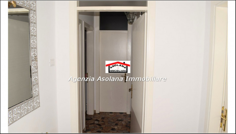 Nostra esclusiva vendesi casa singola in centro a Caerano di San Marco. La casa a ridosso di tutt...