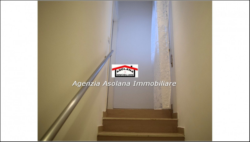 Nostra esclusiva vendesi casa singola in centro a Caerano di San Marco. La casa a ridosso di tutt...