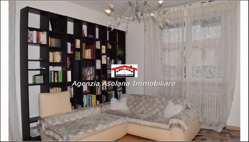 Nostra esclusiva vendesi casa singola in centro a Caerano di San Marco. La casa a ridosso di tutt...