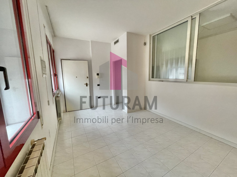 SARCEDO - 17FIL - PER INFO 0444/310220

Se stai cercando un ufficio luminoso e versatile a Sarced...