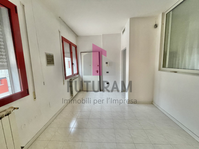 SARCEDO - 17FIL - PER INFO 0444/310220

Se stai cercando un ufficio luminoso e versatile a Sarced...