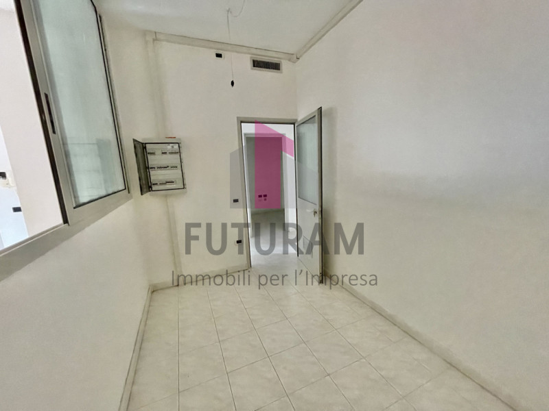 SARCEDO - 17FIL - PER INFO 0444/310220

Se stai cercando un ufficio luminoso e versatile a Sarced...