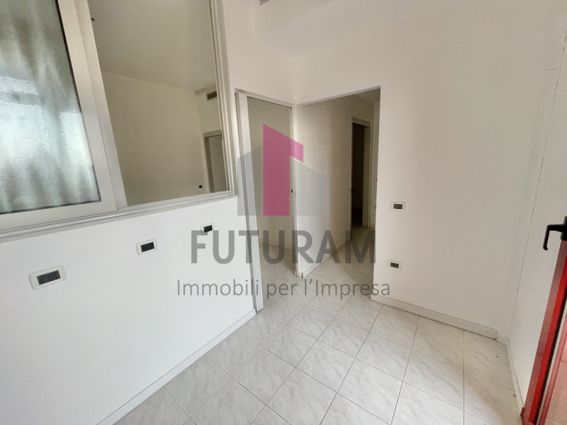 SARCEDO - 17FIL - PER INFO 0444/310220

Se stai cercando un ufficio luminoso e versatile a Sarced...