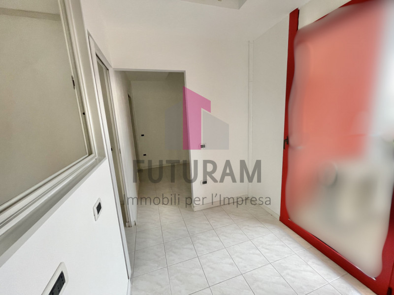 SARCEDO - 17FIL - PER INFO 0444/310220

Se stai cercando un ufficio luminoso e versatile a Sarced...