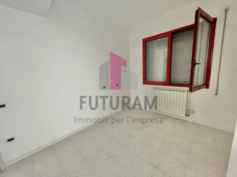 SARCEDO - 17FIL - PER INFO 0444/310220

Se stai cercando un ufficio luminoso e versatile a Sarced...