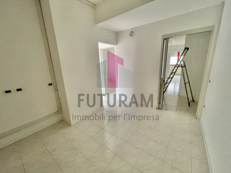 SARCEDO - 17FIL - PER INFO 0444/310220

Se stai cercando un ufficio luminoso e versatile a Sarced...