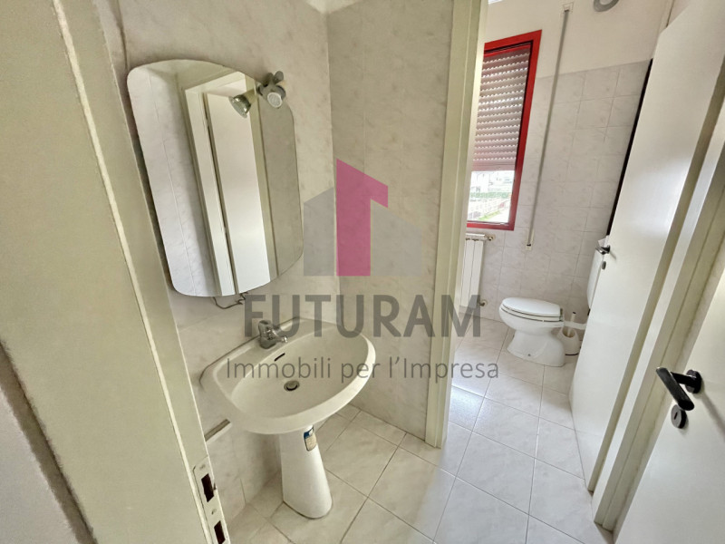 SARCEDO - 17FIL - PER INFO 0444/310220

Se stai cercando un ufficio luminoso e versatile a Sarced...