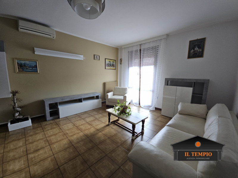 VICENZA-FINE VIALE SANT'AGOSTINO-NOGARAZZA: In strada riparata dal traffico e circondata dal verd...