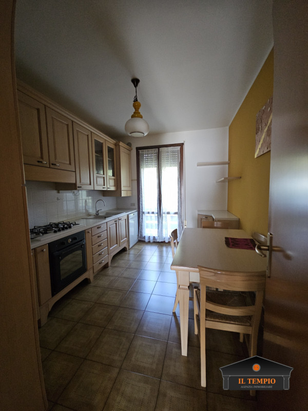 VICENZA-FINE VIALE SANT'AGOSTINO-NOGARAZZA: In strada riparata dal traffico e circondata dal verd...