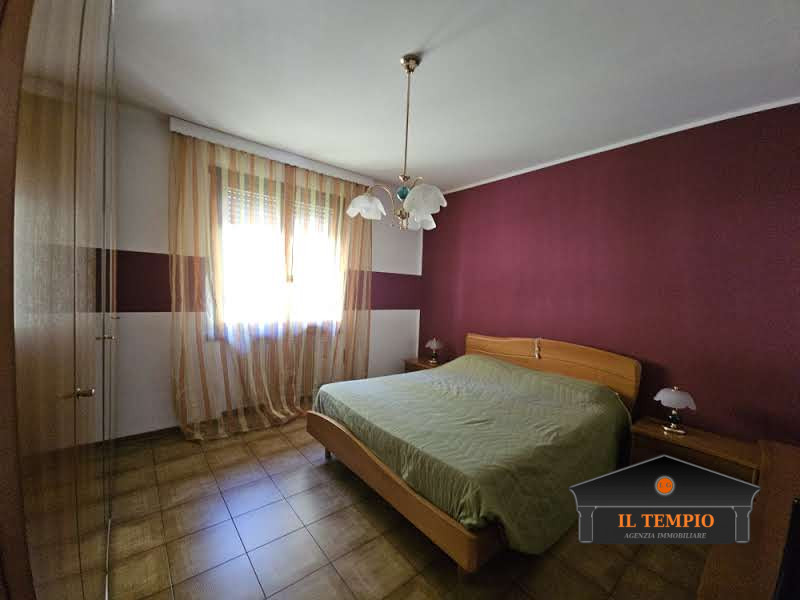 VICENZA-FINE VIALE SANT'AGOSTINO-NOGARAZZA: In strada riparata dal traffico e circondata dal verd...