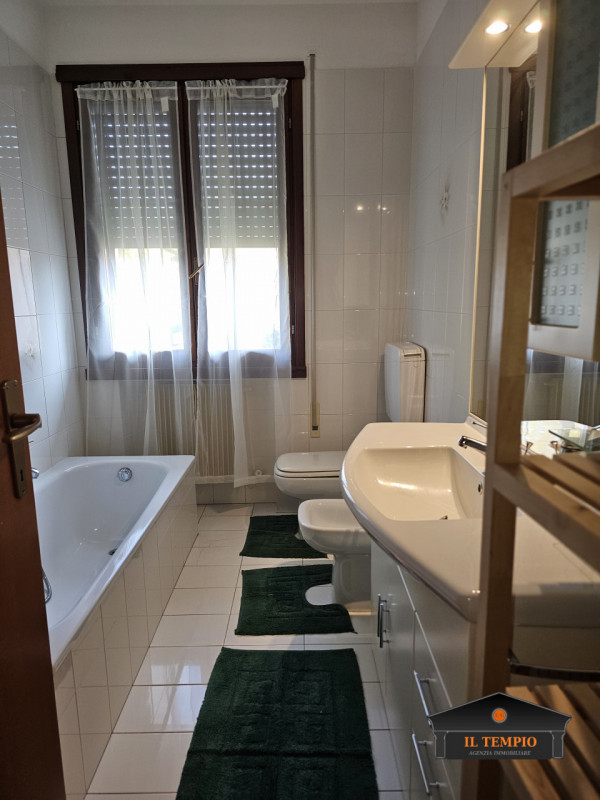 VICENZA-FINE VIALE SANT'AGOSTINO-NOGARAZZA: In strada riparata dal traffico e circondata dal verd...