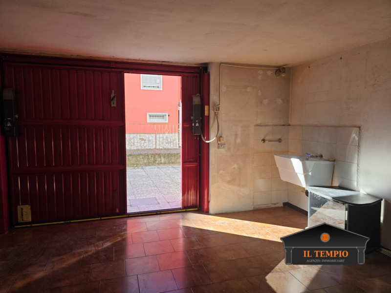 VICENZA-FINE VIALE SANT'AGOSTINO-NOGARAZZA: In strada riparata dal traffico e circondata dal verd...