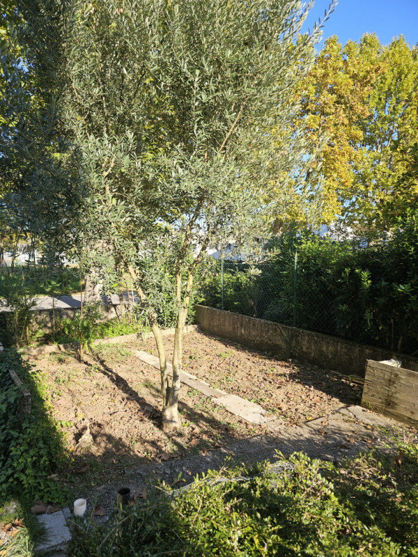 VICENZA-FINE VIALE SANT'AGOSTINO-NOGARAZZA: In strada riparata dal traffico e circondata dal verd...