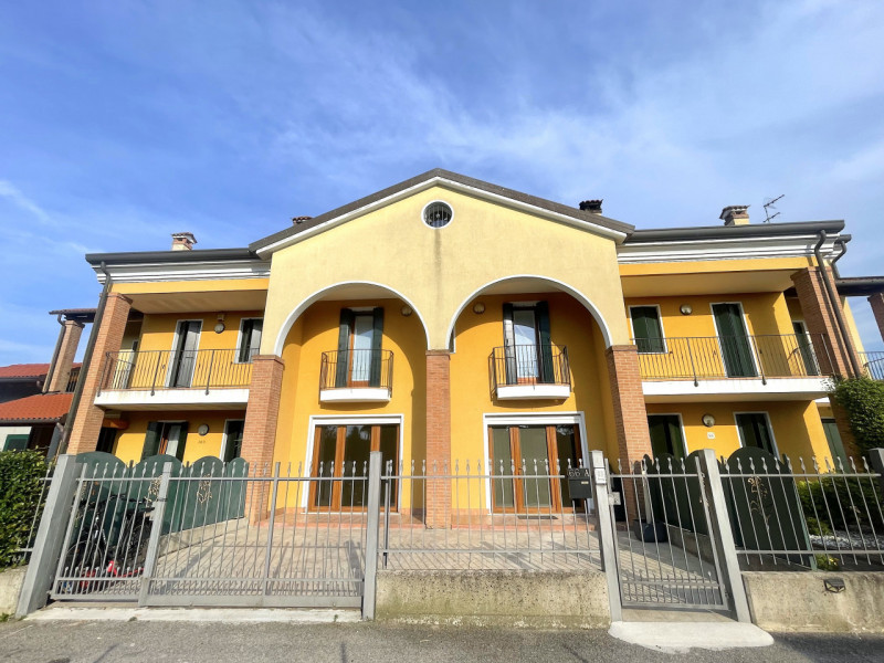 Recente porzione di trifamiliare con ingresso indipendente e scoperto esclusivo completamente pav...