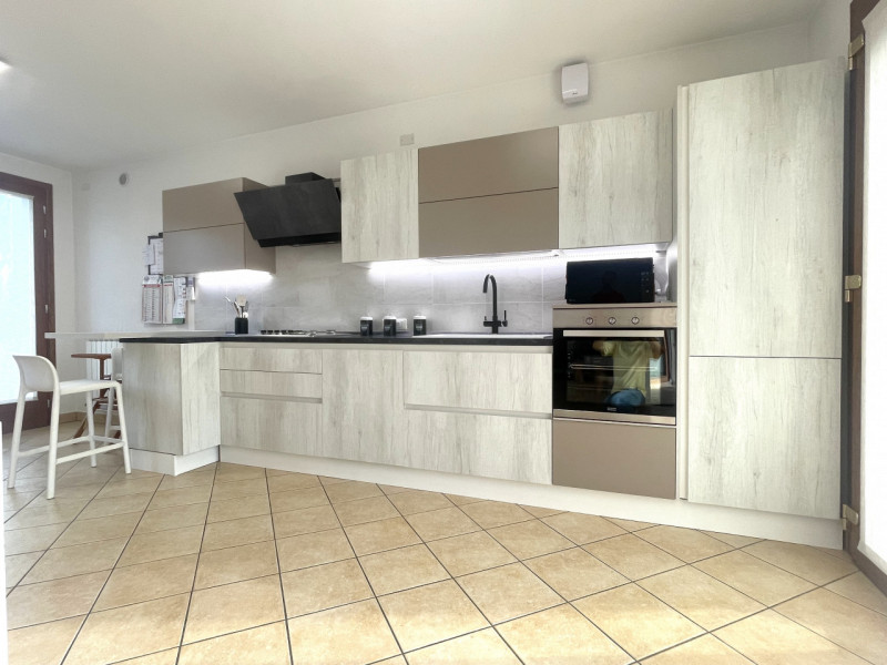 Recente porzione di trifamiliare con ingresso indipendente e scoperto esclusivo completamente pav...