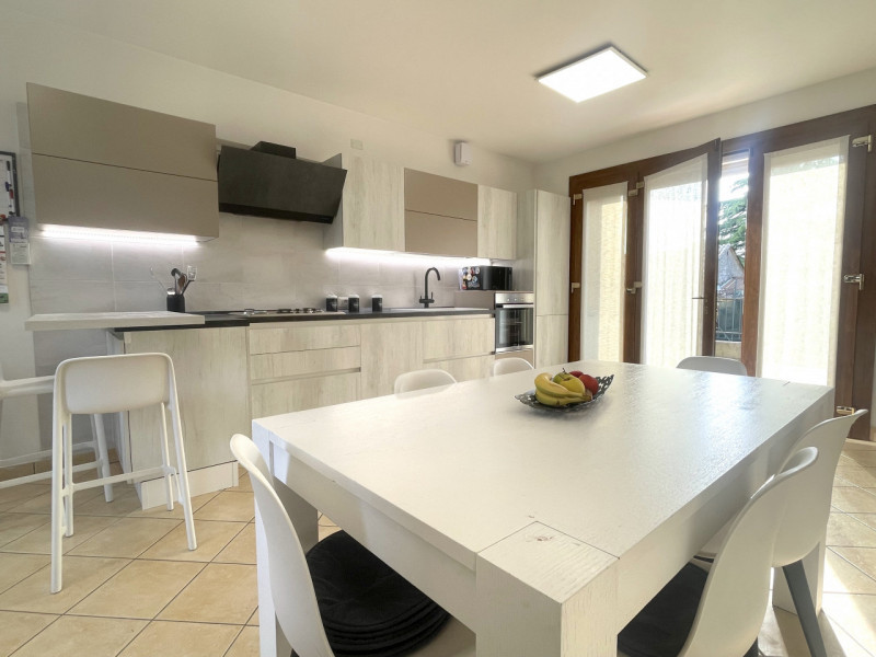 Recente porzione di trifamiliare con ingresso indipendente e scoperto esclusivo completamente pav...