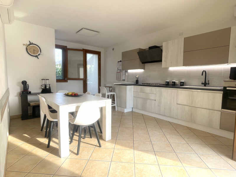 Recente porzione di trifamiliare con ingresso indipendente e scoperto esclusivo completamente pav...