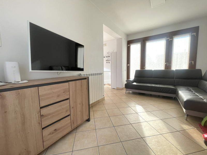 Recente porzione di trifamiliare con ingresso indipendente e scoperto esclusivo completamente pav...