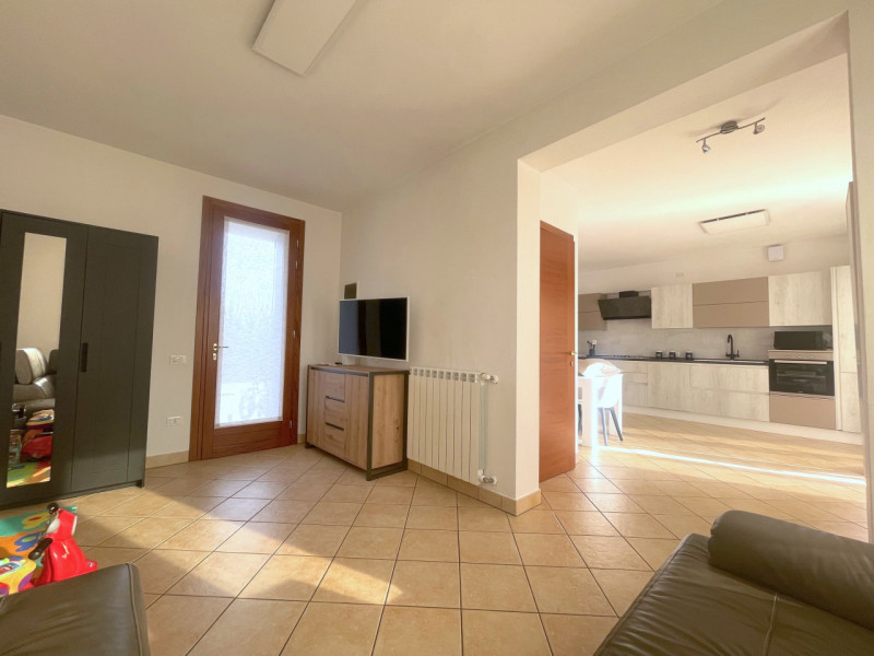 Recente porzione di trifamiliare con ingresso indipendente e scoperto esclusivo completamente pav...