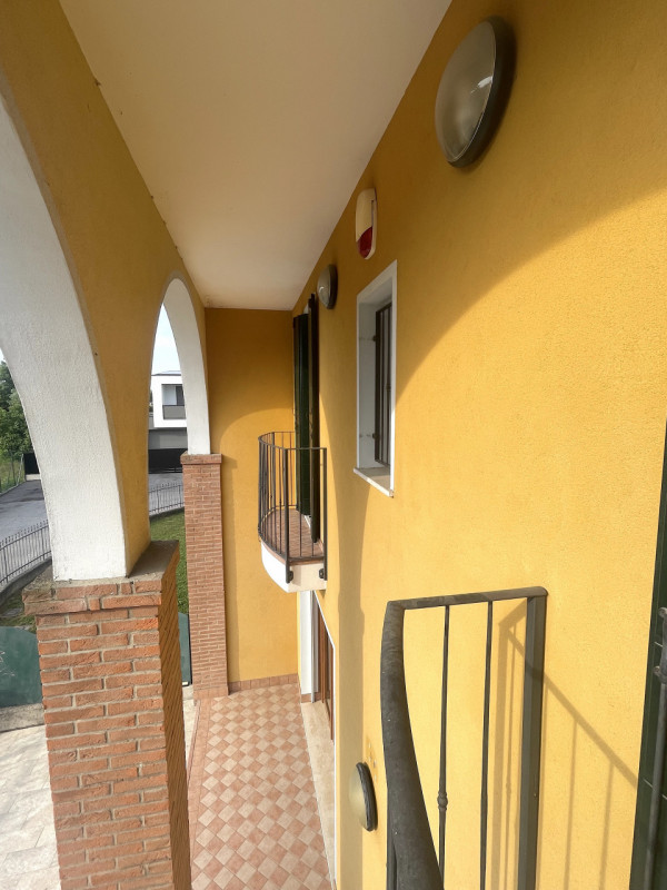 Recente porzione di trifamiliare con ingresso indipendente e scoperto esclusivo completamente pav...