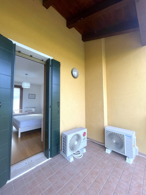 Recente porzione di trifamiliare con ingresso indipendente e scoperto esclusivo completamente pav...