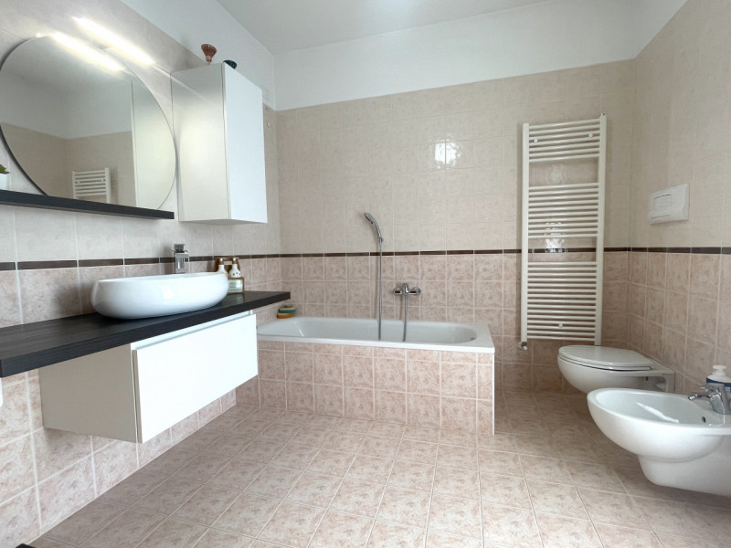 Recente porzione di trifamiliare con ingresso indipendente e scoperto esclusivo completamente pav...