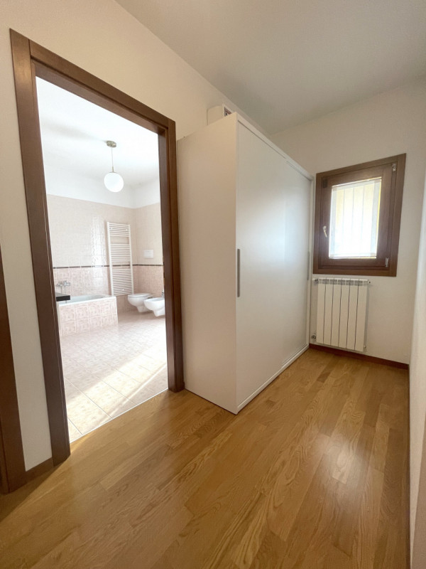 Recente porzione di trifamiliare con ingresso indipendente e scoperto esclusivo completamente pav...