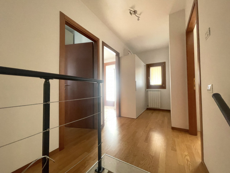 Recente porzione di trifamiliare con ingresso indipendente e scoperto esclusivo completamente pav...