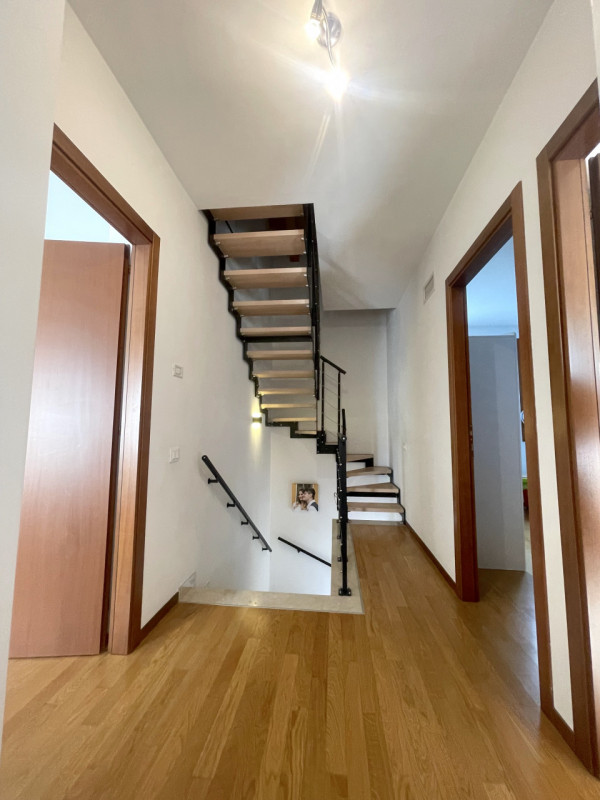 Recente porzione di trifamiliare con ingresso indipendente e scoperto esclusivo completamente pav...