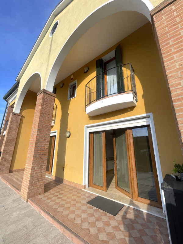 Recente porzione di trifamiliare con ingresso indipendente e scoperto esclusivo completamente pav...