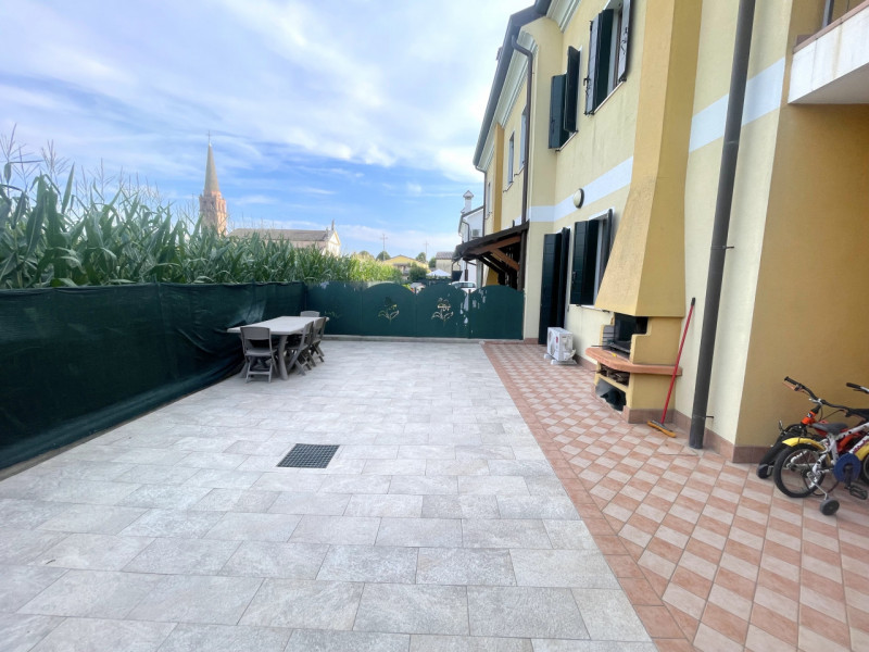 Recente porzione di trifamiliare con ingresso indipendente e scoperto esclusivo completamente pav...