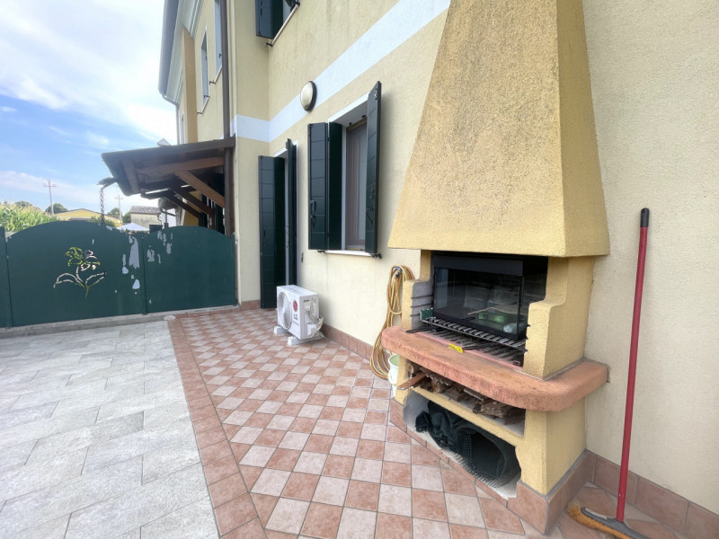 Recente porzione di trifamiliare con ingresso indipendente e scoperto esclusivo completamente pav...