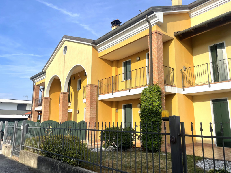 Recente porzione di trifamiliare con ingresso indipendente e scoperto esclusivo completamente pav...