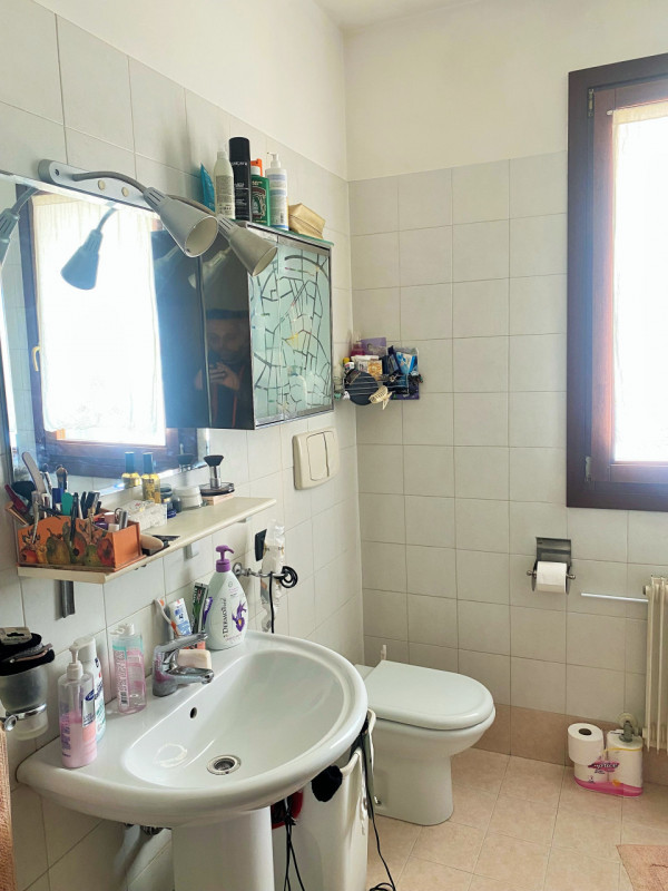 Nella frazione di Fanzolo di Vedelago proponiamo in locazione una appartamento bilocale arredato,...