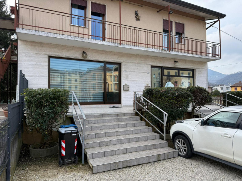 Nel cuore di Torreglia, lungo la via principale e in posizione di forte passaggio, proponiamo in ...