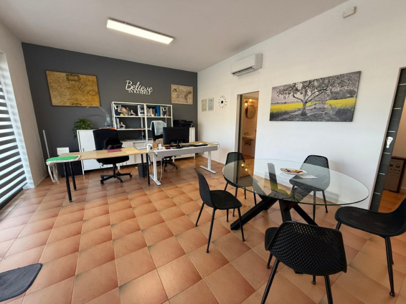 Nel cuore di Torreglia, lungo la via principale e in posizione di forte passaggio, proponiamo in ...