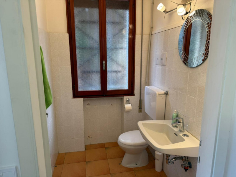 Nel cuore di Torreglia, lungo la via principale e in posizione di forte passaggio, proponiamo in ...