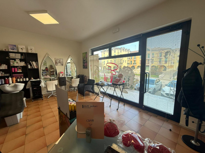 Nel cuore di Torreglia, lungo la via principale e in posizione di forte passaggio, proponiamo in ...