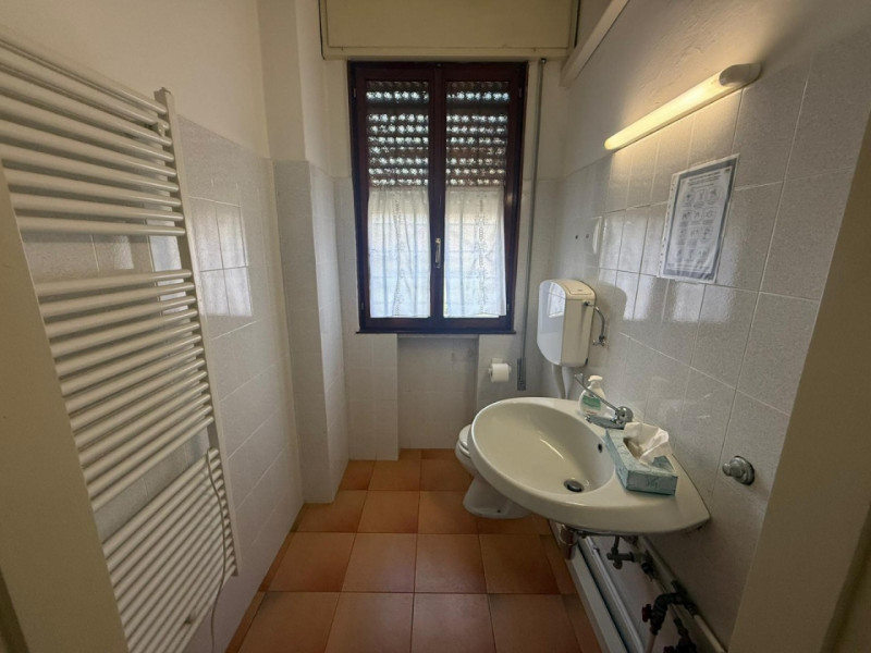 Nel cuore di Torreglia, lungo la via principale e in posizione di forte passaggio, proponiamo in ...