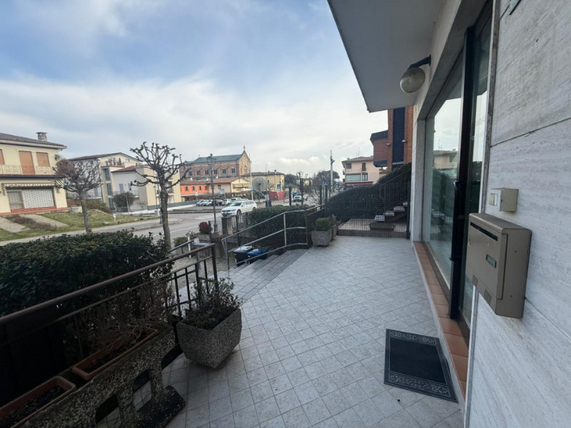 Nel cuore di Torreglia, lungo la via principale e in posizione di forte passaggio, proponiamo in ...