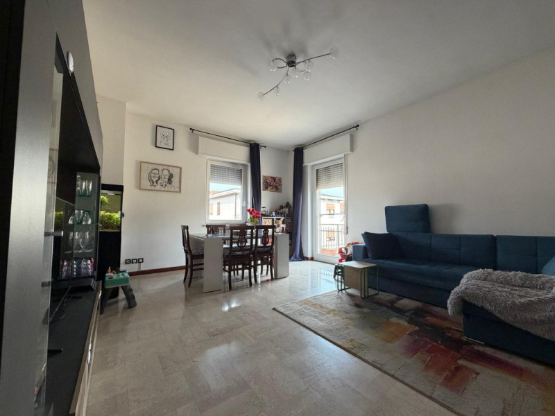 Interno di Viale della Pace, in contesto di 3 Unità immobiliari, al secondo ed ultimo piano spazi...