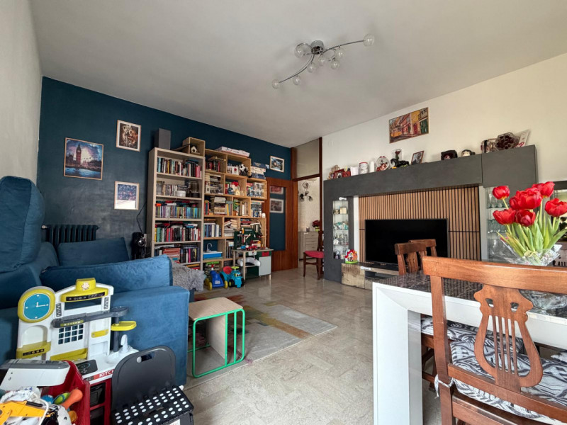 Interno di Viale della Pace, in contesto di 3 Unità immobiliari, al secondo ed ultimo piano spazi...