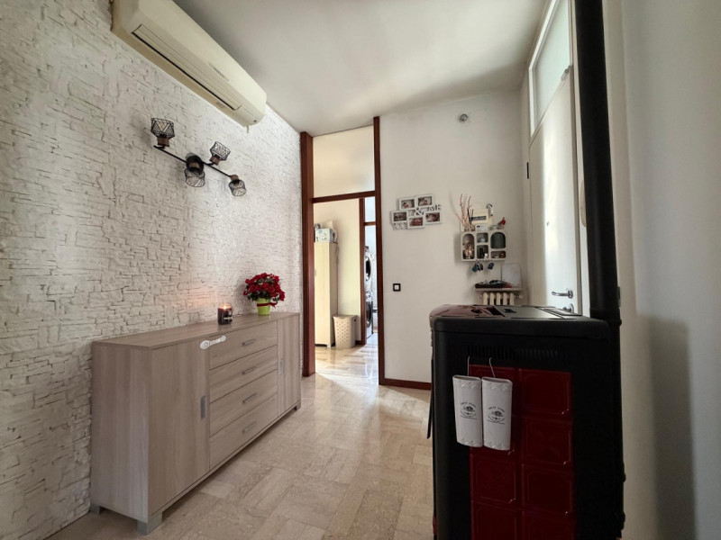 Interno di Viale della Pace, in contesto di 3 Unità immobiliari, al secondo ed ultimo piano spazi...